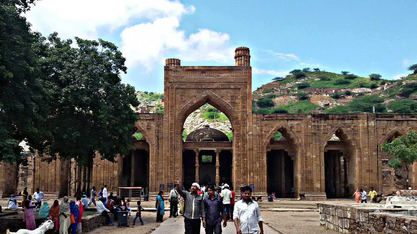 The carved screen wall of Adhai Din Ka Jhonpra